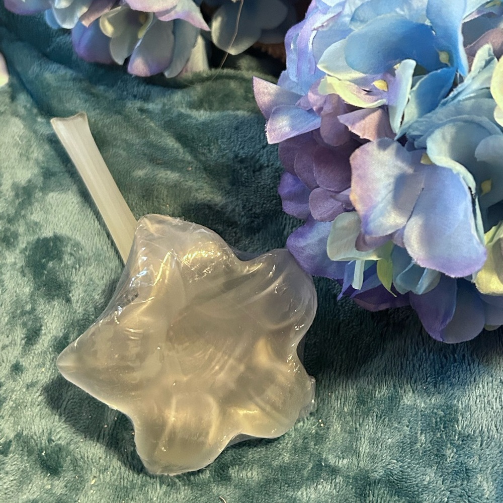 Vintage MCM Murano-style Art Glass: Open Flower Art Frosted Vase 30%off w♥️